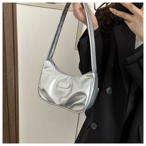 Vue détaillée du sac hobo croissant argenté métallisé avec plis élégants et bandoulière