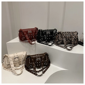 Vue détaillée des sacs à rivets en rouge, noir, léopard, blanc et marron en similicuir