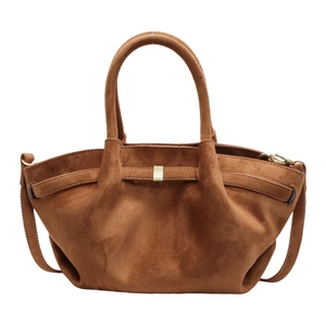 Braune Tragetasche aus mattiertem Wildleder mit goldenen Details und Schultergurt