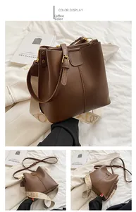 Vue détaillée du sac seau marron café avec bandoulière large en tissu imprimé et cuir