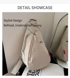 Détail d'un sac bandoulière beige en nylon avec sangle large et poche devant le miroir
