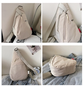 Détails du sac bandoulière en nylon beige montrant les fermetures éclair et la texture