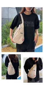 Détails d'un sac bandoulière en nylon blanc cassé avec fermetures éclair et logo métal