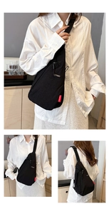 Détail du sac de poitrine noir avec étiquette logo rouge et double poche zippée