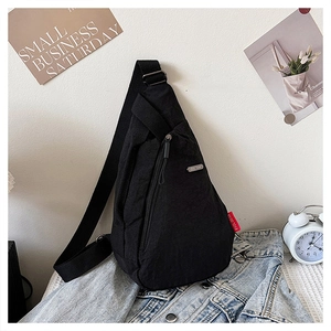 Détail d'un sac de poitrine en nylon noir avec logo EVOL GEAR et étiquette rouge