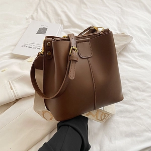 Sac seau en similicuir marron foncé avec large bandoulière jacquard et dorures