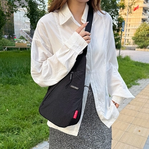 Sac de poitrine noir polyvalent en nylon avec bandoulière réglable pour style décontracté