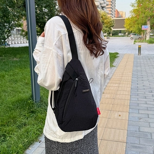Sac de poitrine polyvalent en nylon noir avec bandoulière réglable et texture pour les loisirs