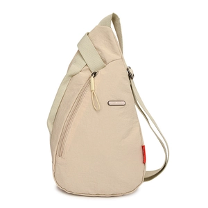 Sac de poitrine beige en nylon avec plaque métallique et bandoulière réglable
