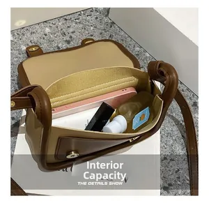 Vue intérieure du sac bandoulière vintage marron avec espace pour maquillage