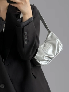 Sac baguette argenté en similicuir plissé au design minimaliste et croissant tendance