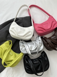 Sacs à bandoulière froncés en forme de croissant disponibles en plusieurs coloris