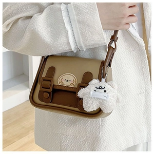Détail du sac rétro bicolore avec broderie chiot et pendentif ours en peluche