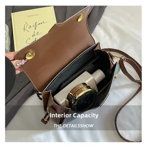 Interne capaciteit van bruine leren crossbodytas met make-up opbergdetails