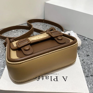 Détails du sac à bandoulière vintage bicolore avec rabat marron et boucle magnétique