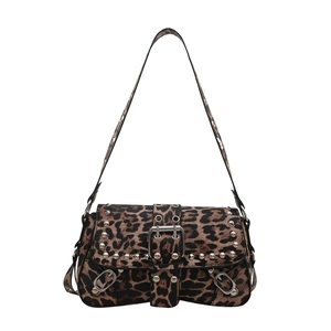 Sac à bandoulière punk léopard rétro avec rivets argentés et boucle métallique
