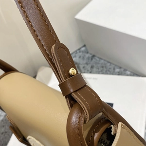 Vue détaillée du sac contrasté avec coutures précises et boucles métalliques dorées chic