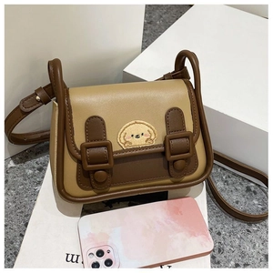 Détail d'un mini sac rétro contrasté avec écussons de dessin animé et téléphone pour taille
