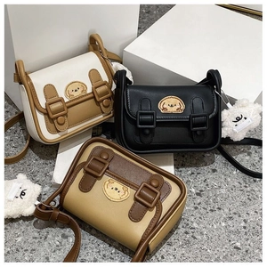 Trois mini sacs bandoulière bicolores avec broderie ours et pendentif en peluche doux