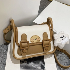 Détail du sac à bandoulière rétro avec broderie chien et charmant nuage en peluche