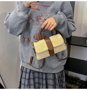 OOTD-scène van een tweekleurige beige en bruine vierkante handtas met goudbeslag