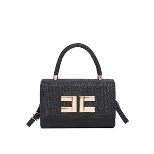 Elegante bolso negro con solapa brillante y hebilla metálica dorada de diseño exclusivo