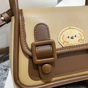 Sac bandoulière rétro bicolore avec broderie chiot jaune et fermeture à boucle carrée