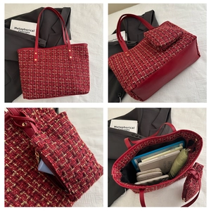 Détail du sac cabas en tweed rouge montrant la texture tissée et la grande capacité