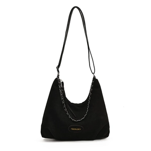Borsa sottobraccio nera opaca alla moda a forma di luna con catena in metallo