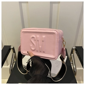 Détail du sac bandoulière rose avec logo SM gaufré et sangle en toile rayée