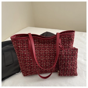 Détail du sac cabas en tweed rouge avec pochette assortie et anses en cuir