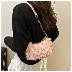 Detailansicht der rosa 3D-Abendtasche mit Netzrosen und silberner Metallkette für Damen