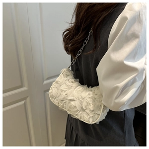 Detailansicht der 3D-Netzblumen und Silberkette an einer weißen, gerafften Schultertasche