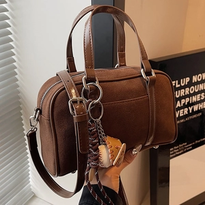 Sac Boston Rétro En Cuir PU Givré Mode Bowling Sac À Main Bandoulière Avec Pendentif Baseball Grande Capacité Femmes