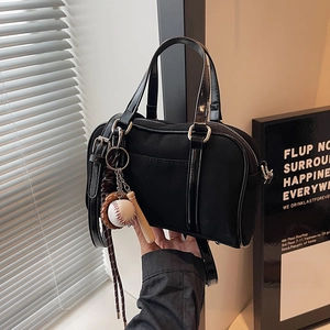 Sac bowling noir mat rétro avec poignées en cuir et accessoire de charme baseball