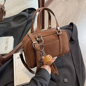 Sac bowling marron en daim mat avec poignées en cuir et pendentif de baseball chic
