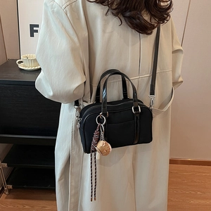 Sac bowling noir mat vintage avec poignées en cuir et pendentif gant de baseball créatif