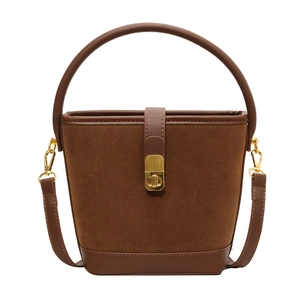 Sac seau rétro en cuir dépoli marron avec fermoir doré et bandoulière réglable