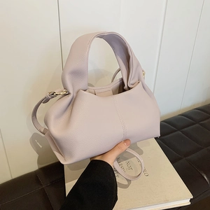 Sac à main chic lilas en cuir grainé avec bandoulière et anneaux dorés