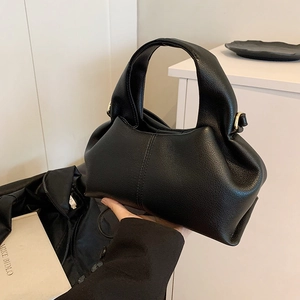 Sac à main chic en cuir litchi noir avec design plissé moderne et anneaux dorés