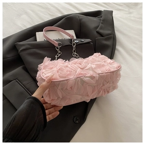 Détail du sac à bandoulière rose avec pétales de fleurs en mesh 3D et chaîne argentée