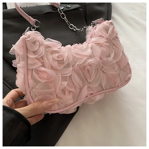 Détail de fleurs de rose 3D en résille sur le sac à bandoulière avec chaîne argentée
