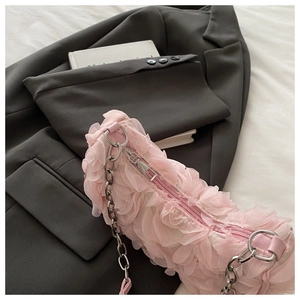 Détail du sac à épaule en organza de maille rose avec chaîne en argent épaisse