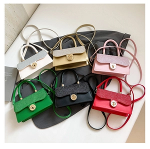 Detalle de bolsos cuadrados con purpurina en seis colores y cierres giratorios metálicos