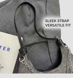 Detail der grauen Stoffschultertasche mit schwarzem Lederriemen und silberner Kette