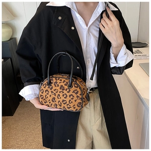 Detailansicht der Leopard-Handtasche mit runden Griffen und Metallreißverschluss-Details