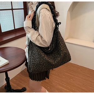 Detail of vintage leopard print tote bag featuring black pleated wide shoulder strap design