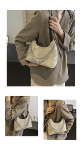 Details der beigen Vintage-Hobo-Tasche mit Lederstruktur und silberner Kette