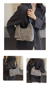 Detail der grauen Vintage-Hobo-Tasche mit doppelten Silberketten und Logo-Prägung