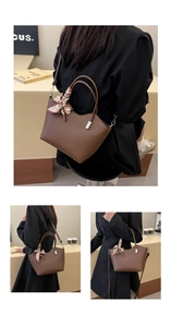 Trois vues du sac cabas marron foncé avec foulard en soie et détails en forme de cœur